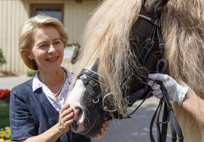 Anche tu, Ursula! Riapre la caccia al lupo che uccise il pony di Ursula von der Leyen.