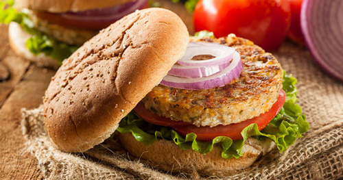 Negli Stati Uniti è notizia recente che quando gli hamburger vegetali (e salsicce, würstel, ecc.) sono venduti nei supermercati accanto ai corrispondenti a base di carne, le vendite aumentano di molto e in alcuni casi le alternative vegetali stravincono.